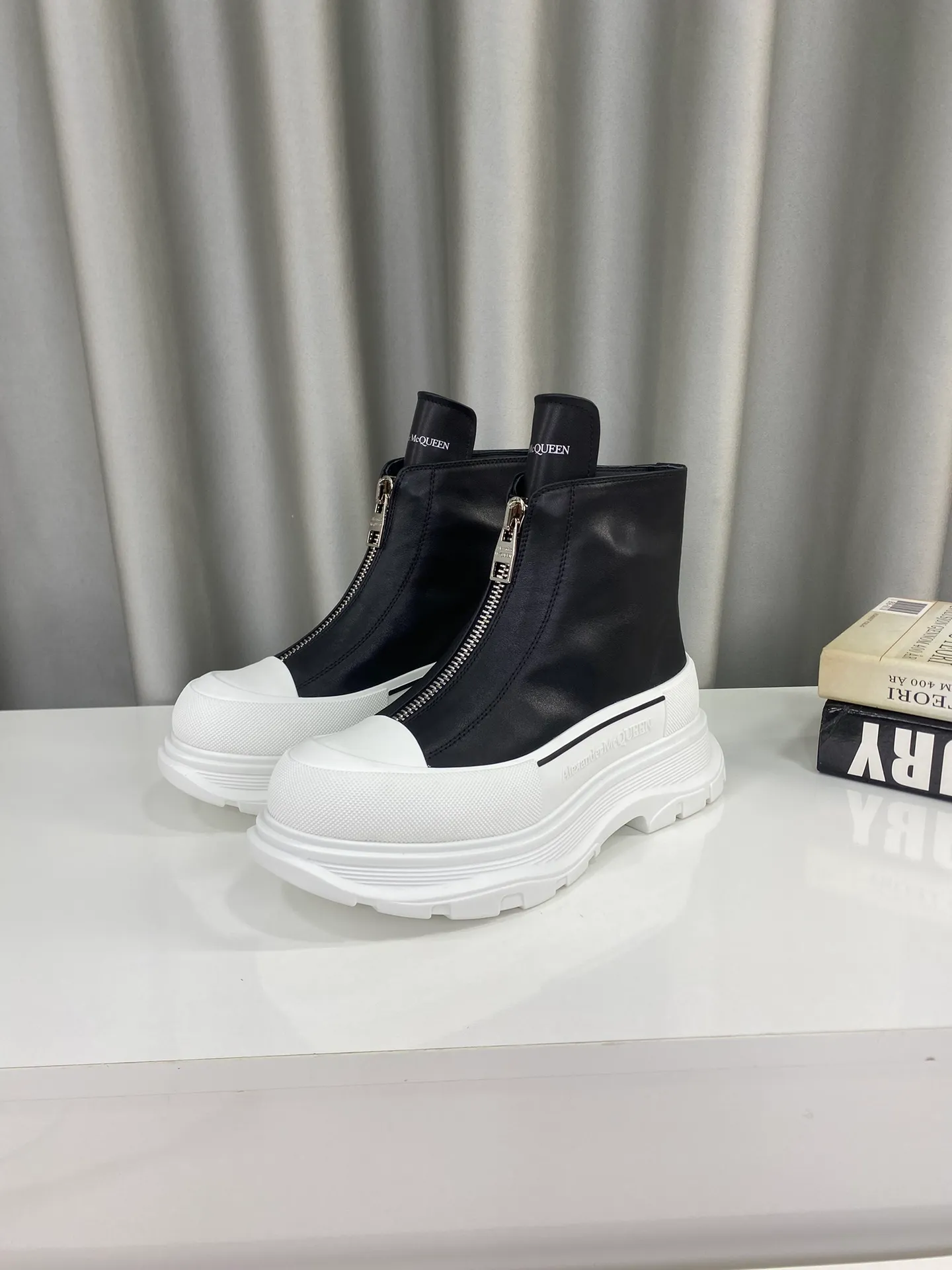 👟👟Ex-factory price 640👟👟Male +10 🔺Mc Queen 🔺Alexander McQueen's latest model, thick-soled front zipper motorcycle boots🌈 The designer has a bold idea, perfectly combined with the trend of the times, super comfortable and versatile, new motorcycle style design, multiple crafts splicing outsole, it is perfect, many celebrities and Internet celebrities endorse it. 🔥Material: Original custom-made first-layer cowhide for the upper. Interior: Original custom crystal sheepskin lining. Outsole: Original TPU multi-layer combination outsole, •┈┈┈┈┈┈★┈┈┈┈┈┈┈• Size: Women’s 35～39 (34, 40, customization is non-returnable) Men’s 39～44 (38, 45, customization is not returnable) Full set of counter original packaging